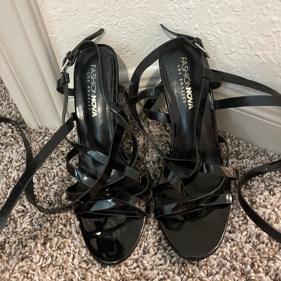 Fashion nova heels that lace around leg - Picture 6 of 7